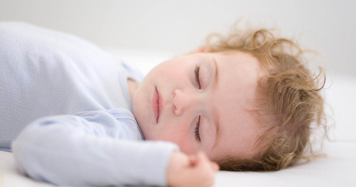 У ребёнка во сне потеет голова: причины неприятного явления