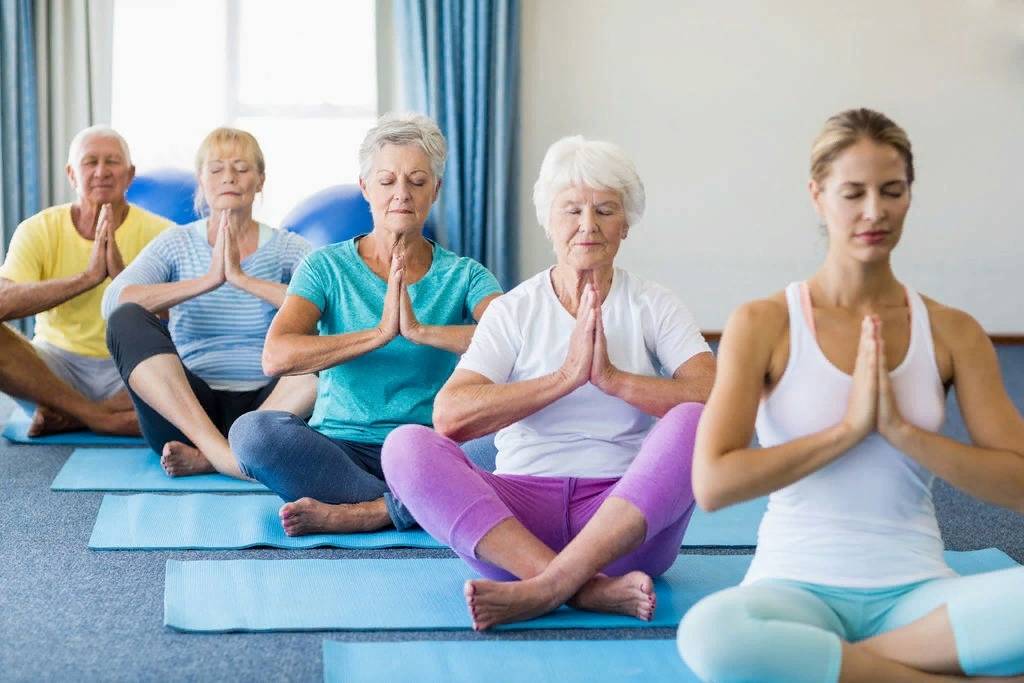 Зарядка для женщин после 40-50-60 лет, утренняя на каждый день, упражнения для пожилых при артрозе, остеохондрозе, климаксе. видео