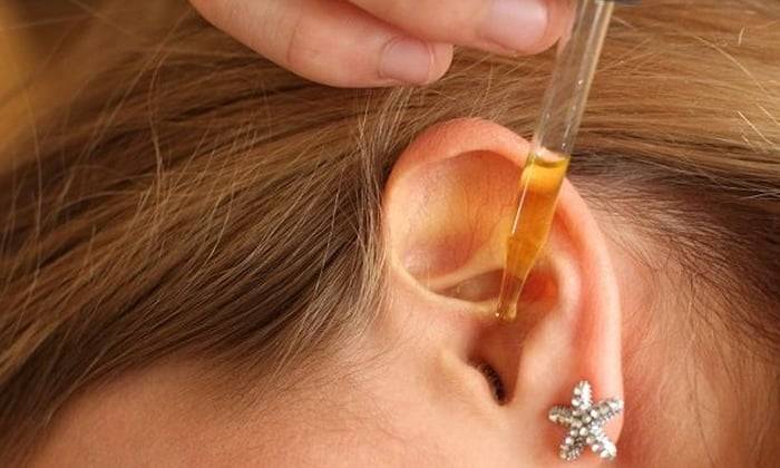 Шелушение кожи за ушами у взрослых: лечение трещины