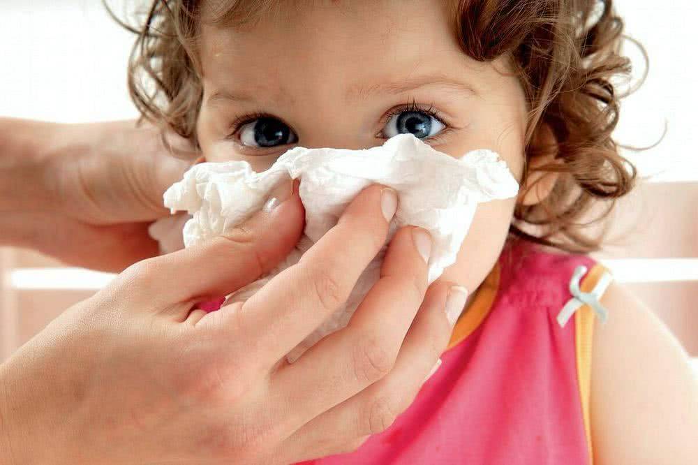 Как остановить течь из носа народными средства при простуде