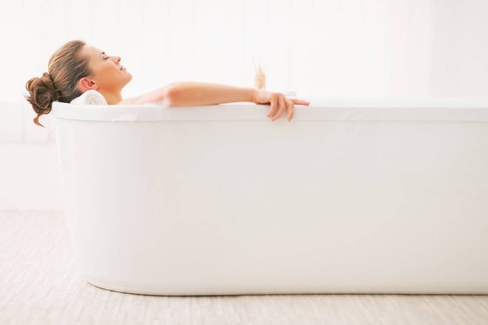 Горячая ванна: как принимать, польза и вред