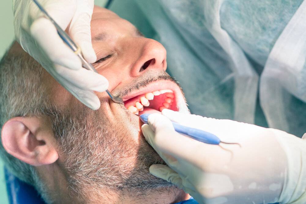 Почему после лечения зуба изо рта пахнет лекарством