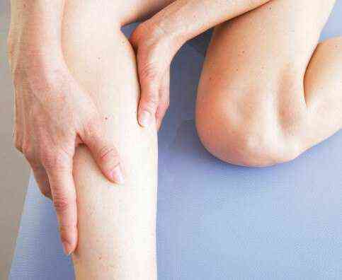 Сводит мышцы ног: причины и лечение