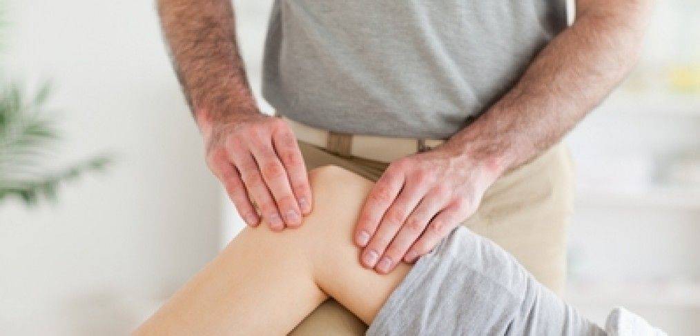 Почему возникает резкая, острая боль в коленном суставе, ее особенности, лечение
