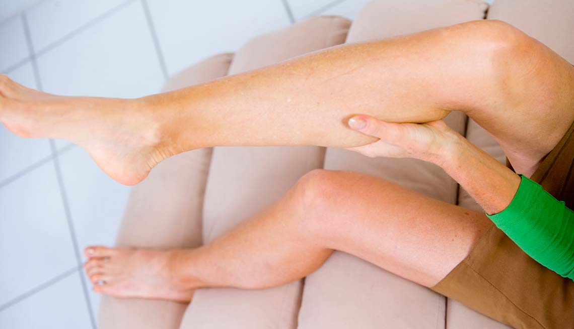 Почему сводит ноги судорогой по ночам у женщин, как быстро снять и чем лечить