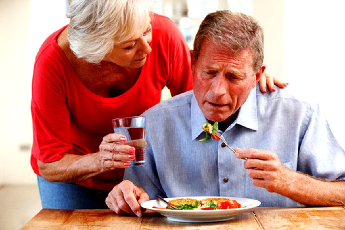 Агрессивная деменция. Питание пожилых. Неправильное питание пожилых. Питание пожилых пациентов. Питание лиц пожилого и старческого возраста.