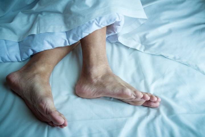Судороги ног: причины и лечение, что делать, если сводит ноги – напоправку