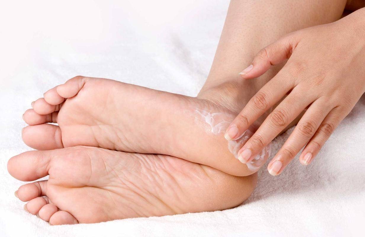Причины шелушения кожи на руках и ногах, методы лечения
