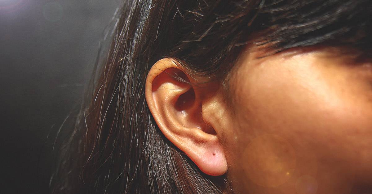 У ребенка за ухом трещина и мокнет: причины и лечение