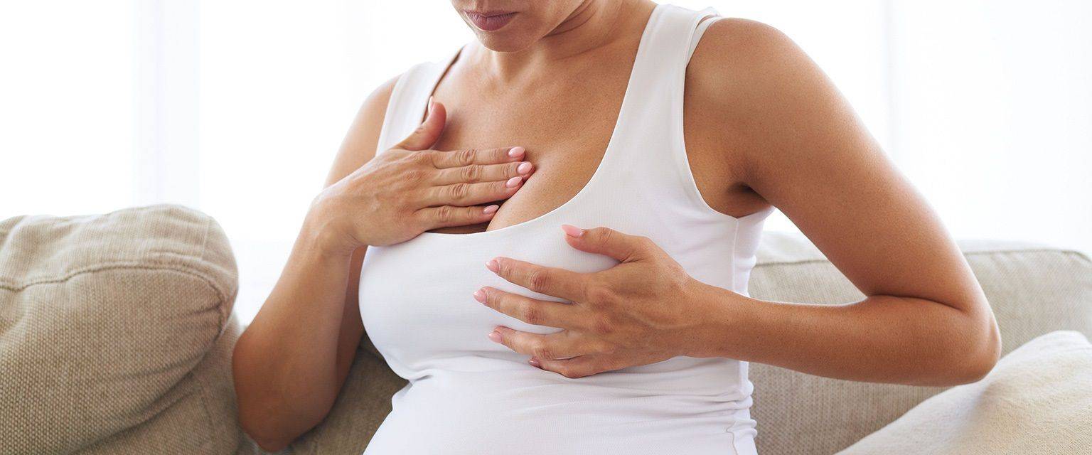Почему появляются выделения из грудных желез перед месячными и опасен ли данный симптом