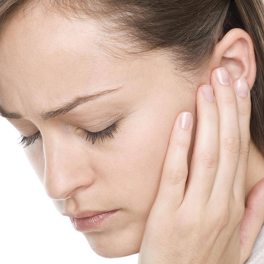 За ухом шелушится кожа у взрослого или ребенка – лечение