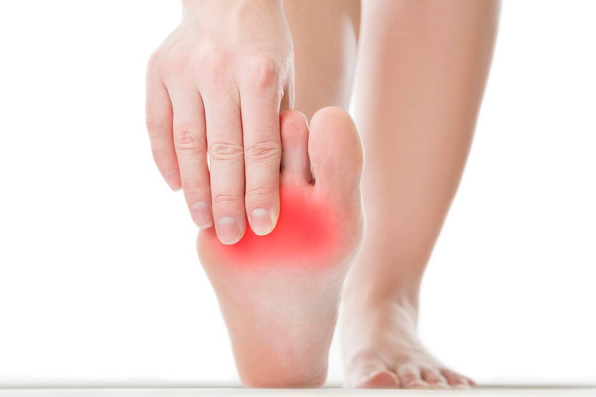 Боль в ноге от бедра до колена причины, почему болит, лечение