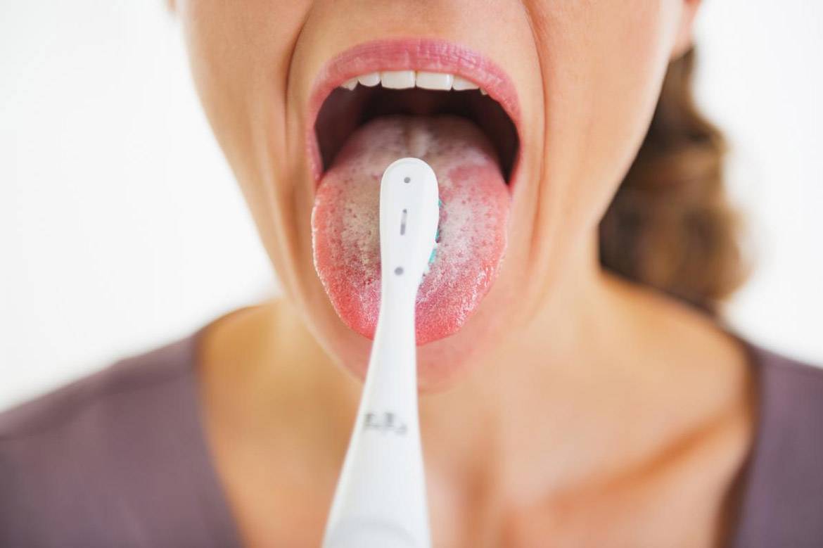 Сухость и горечь во рту: причины появления и способы лечение