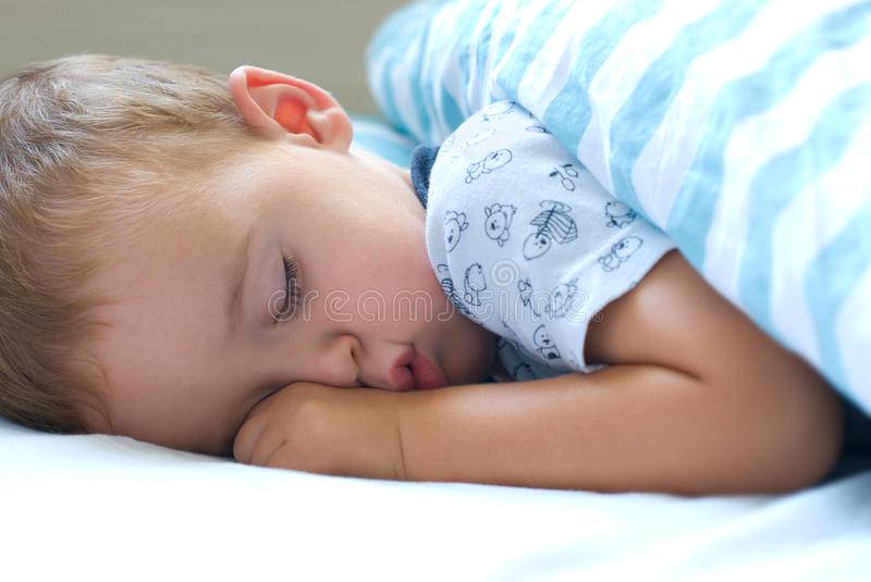 Ребенок сильно потеет во сне. причины, когда засыпает ночью, после болезни, во время кормления, голова, ноги, руки. что делать — medists.ru