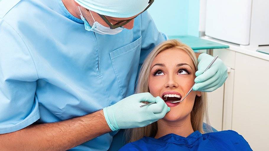 Врач который делает зубы. Зубной врач. Стоматолог фото. Стоматолог и пациентка. Прием у стоматолога.