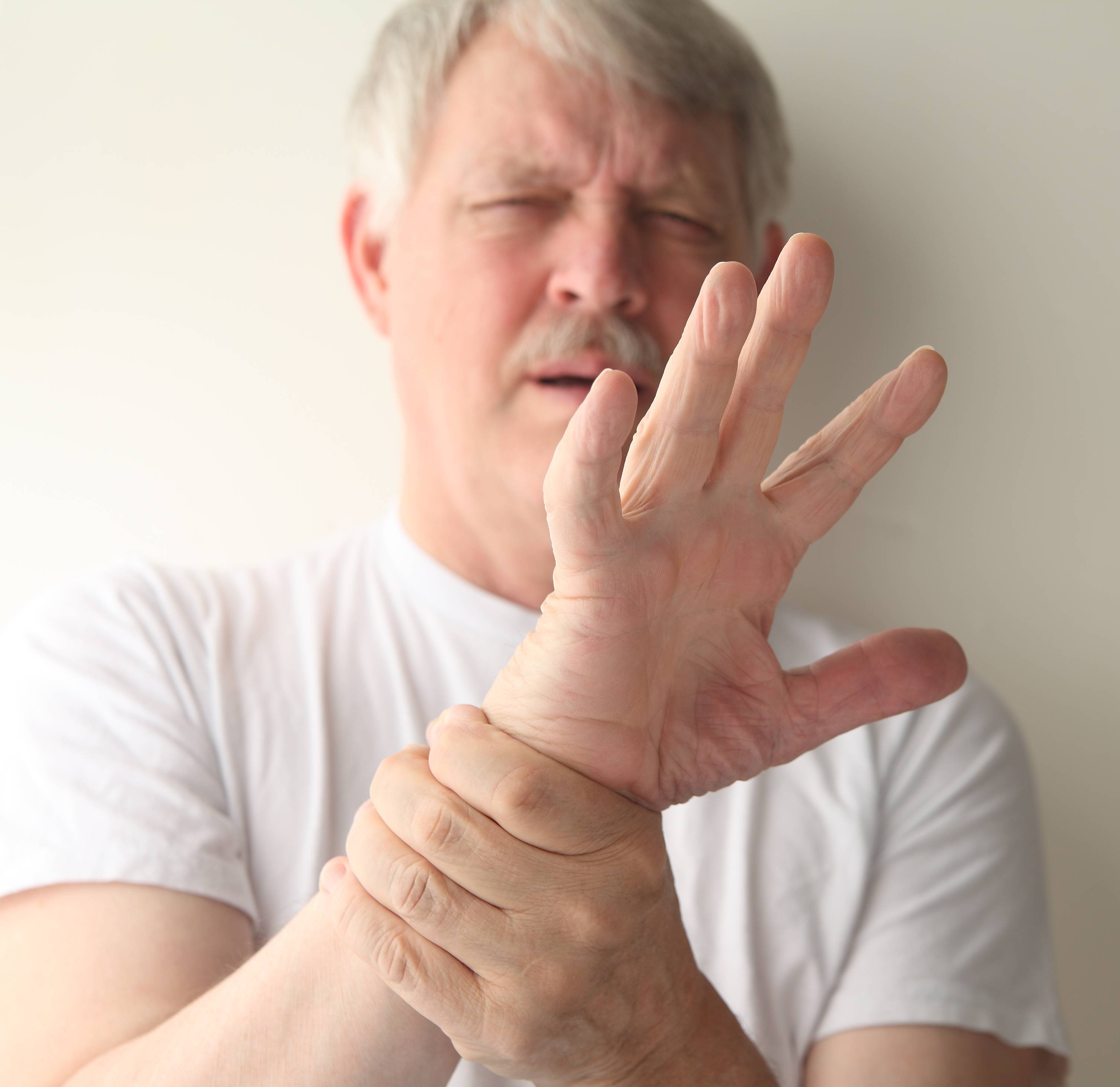 Эссенциальный тремор рук – почему дрожат руки, лечение у молодых и пожилых