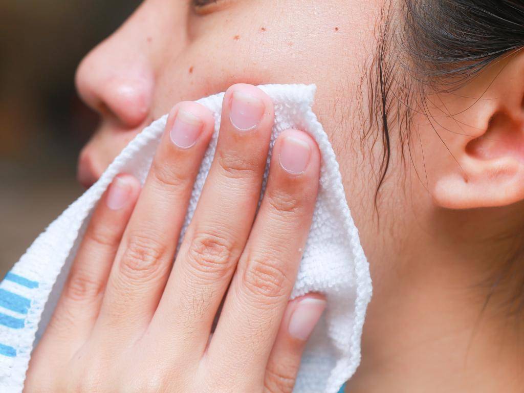 Если кожа на лице шелушится, что делать в домашних условиях?