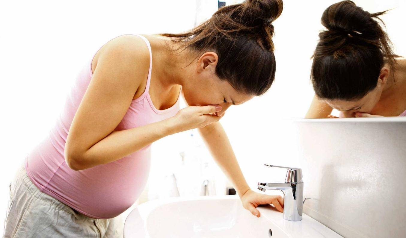 Тошнит после еды при беременности (тошнота у беременных после питания) – 1, 2, 3 триместр, рвота на ранних и поздних сроках