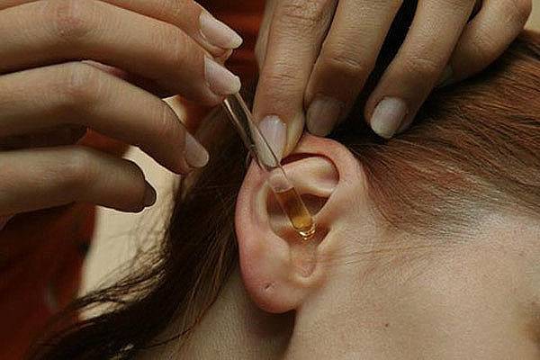 Почему шелушатся уши: причины, методы лечения