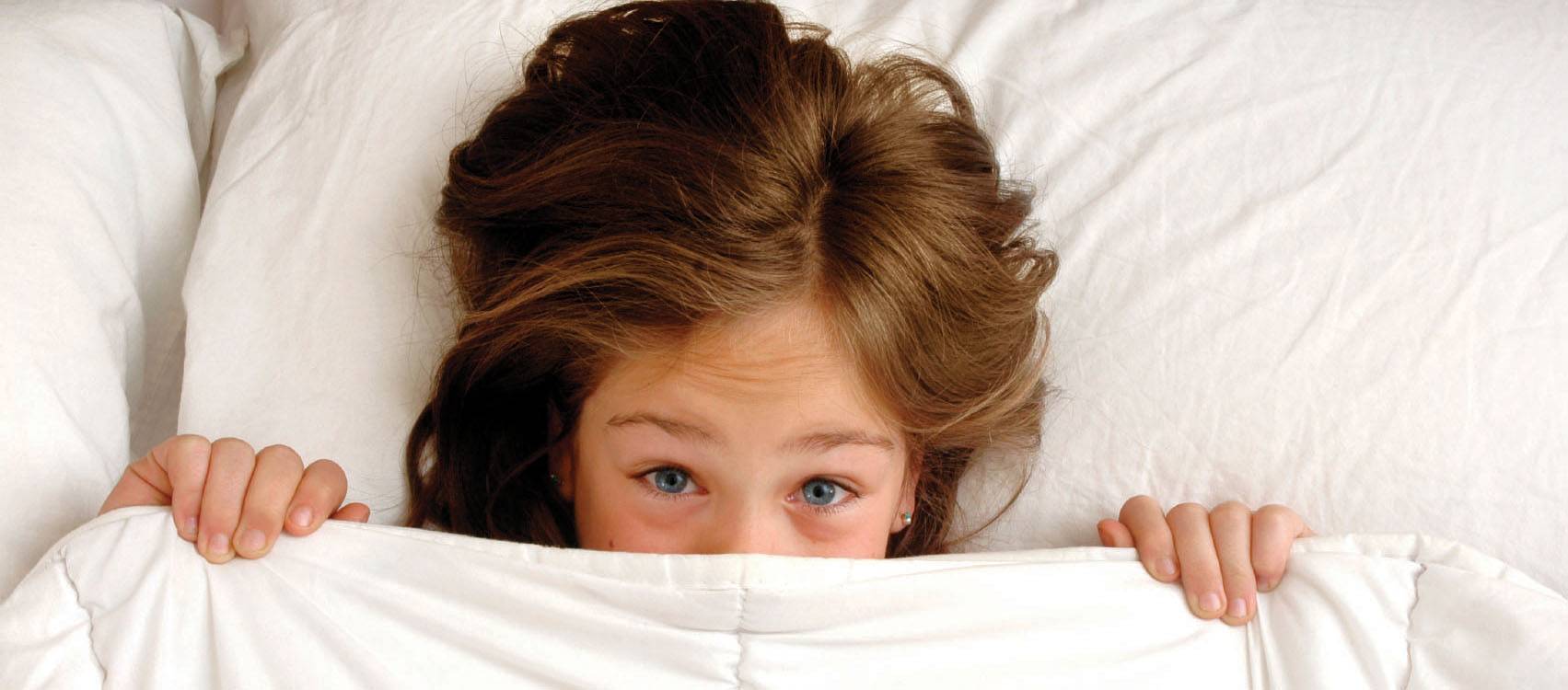 Почему ребенок разговаривает во сне, встает и ходит: причины