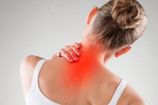 В чем кроется причина спазма мышц шеи при остеохондрозе позвоночника и как его снять?