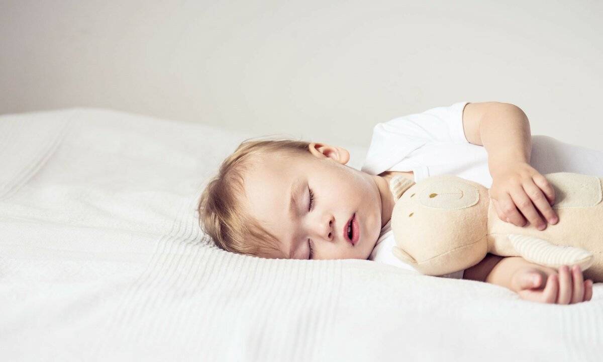 Грудной ребенок ночью потеет. ребенок потеет во время сна: что делать? ребенок сильно потеет? комаровский называет такие пичины