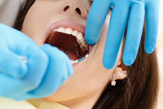 Запах изо рта после удаления зуба: причины появления и способы ликвидации