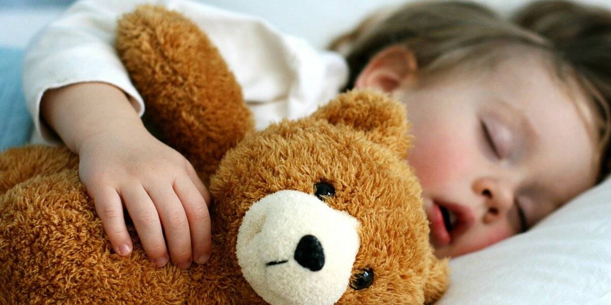 Почему ребенок разговаривает во сне и что делать?