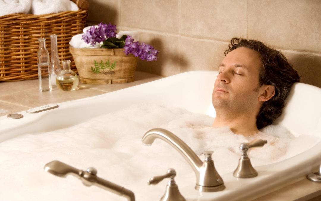 При геморрое горячую ванну принимать нельзя, а теплую можно