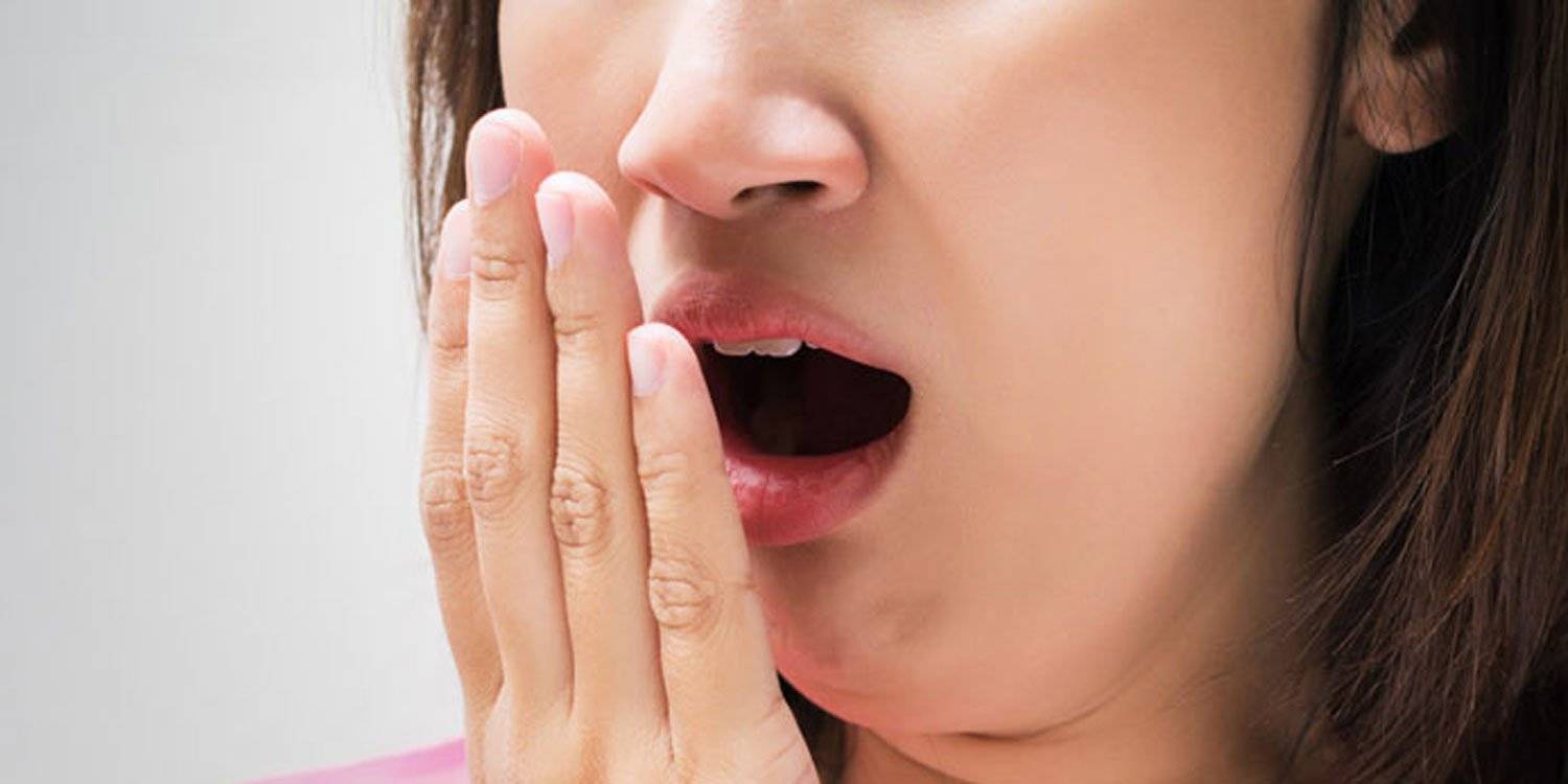 Почему появился запах изо рта после удаления зуба и как от него избавиться?