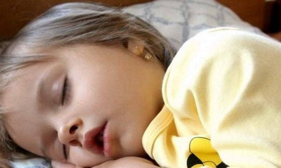 Почему ребенок разговаривает во сне и встает – причины 2020