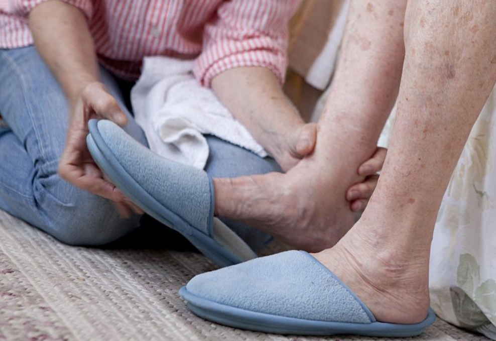 Судороги в ногах у пожилых людей ночью и под утро: чем лечить, народные средства | женский журнал