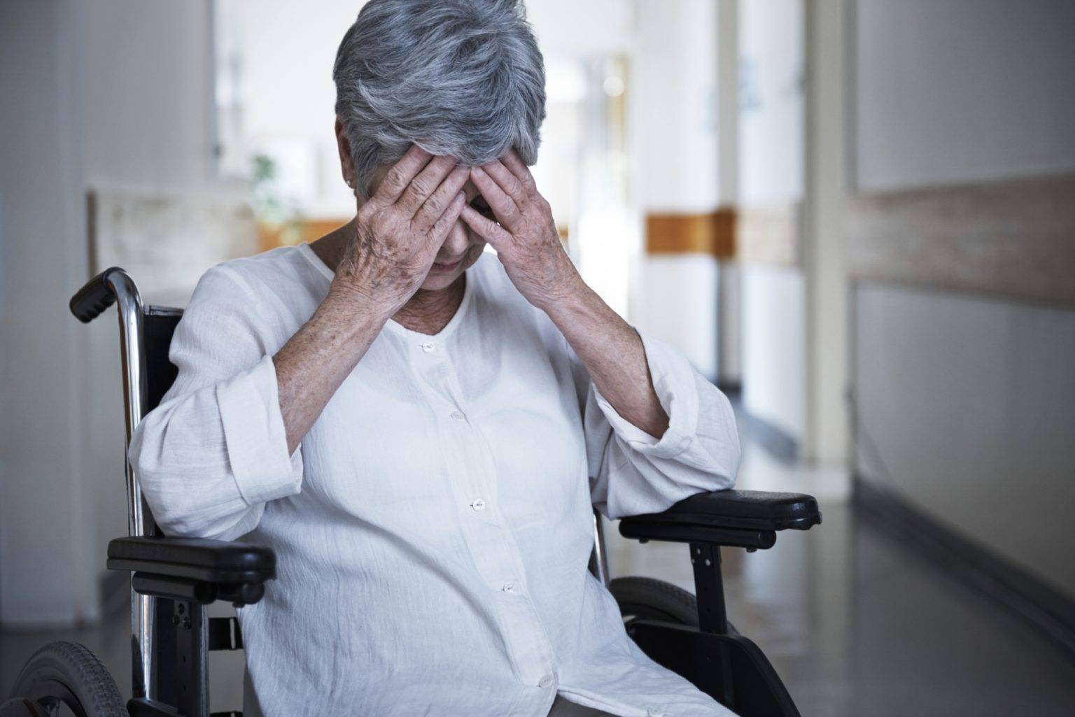 Болезнь альцгеймера и агрессивное поведение: что делать?