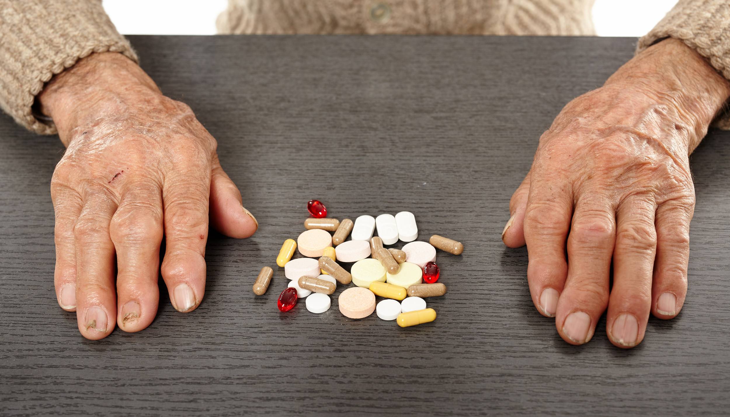 Препараты для пожилых мужчин. Лекарства для пожилых. Пожилые люди и лекарства. Таблетки для пожилых. Медикаментозная терапия.