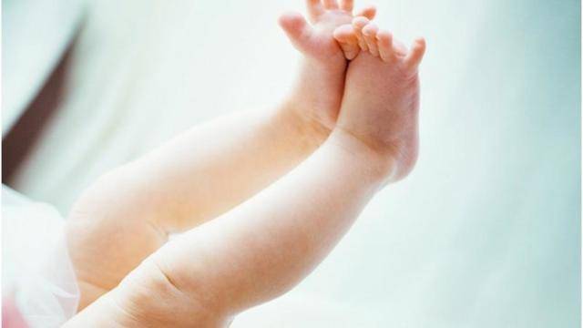 Почему потеют ладошки у ребенка: причины и способы лечения