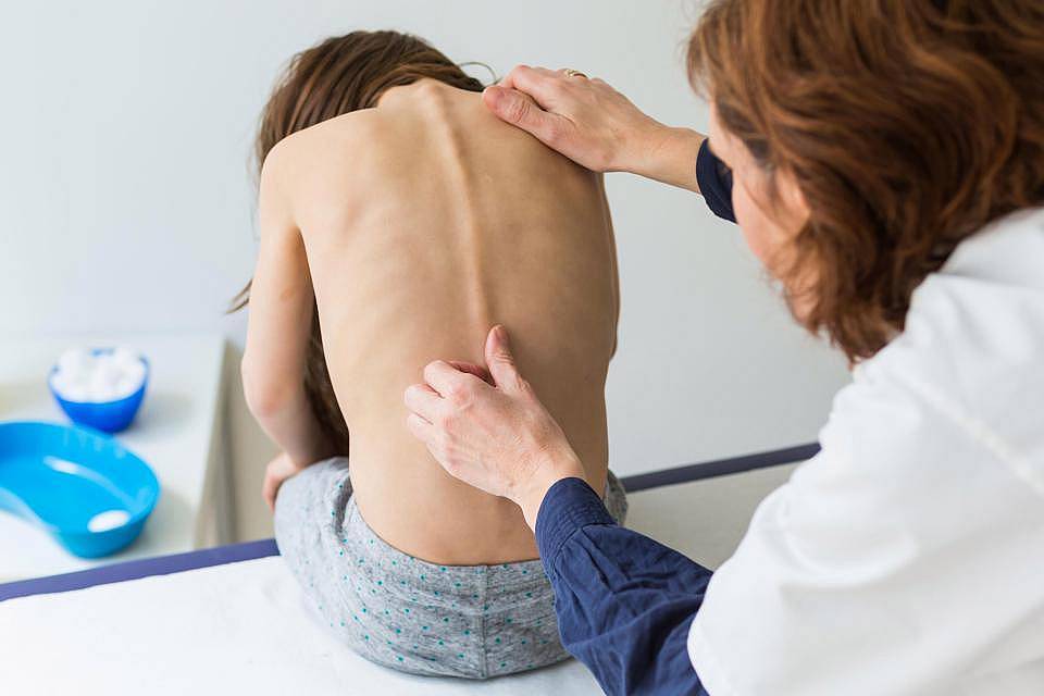 Болит спина какой врач нужен