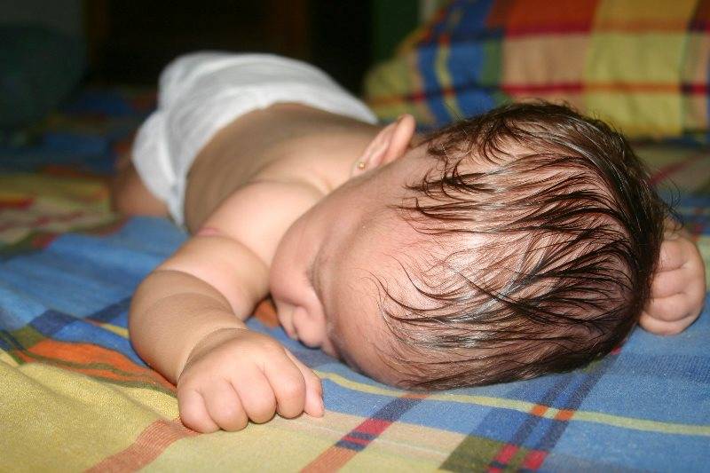 Почему потеет голова у ребенка во сне?