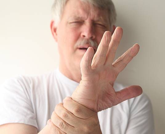 Почему трясутся руки: причины и лечение тремора рук
