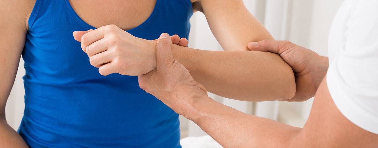 Болит рука от плеча до локтя – причины, чем лечить