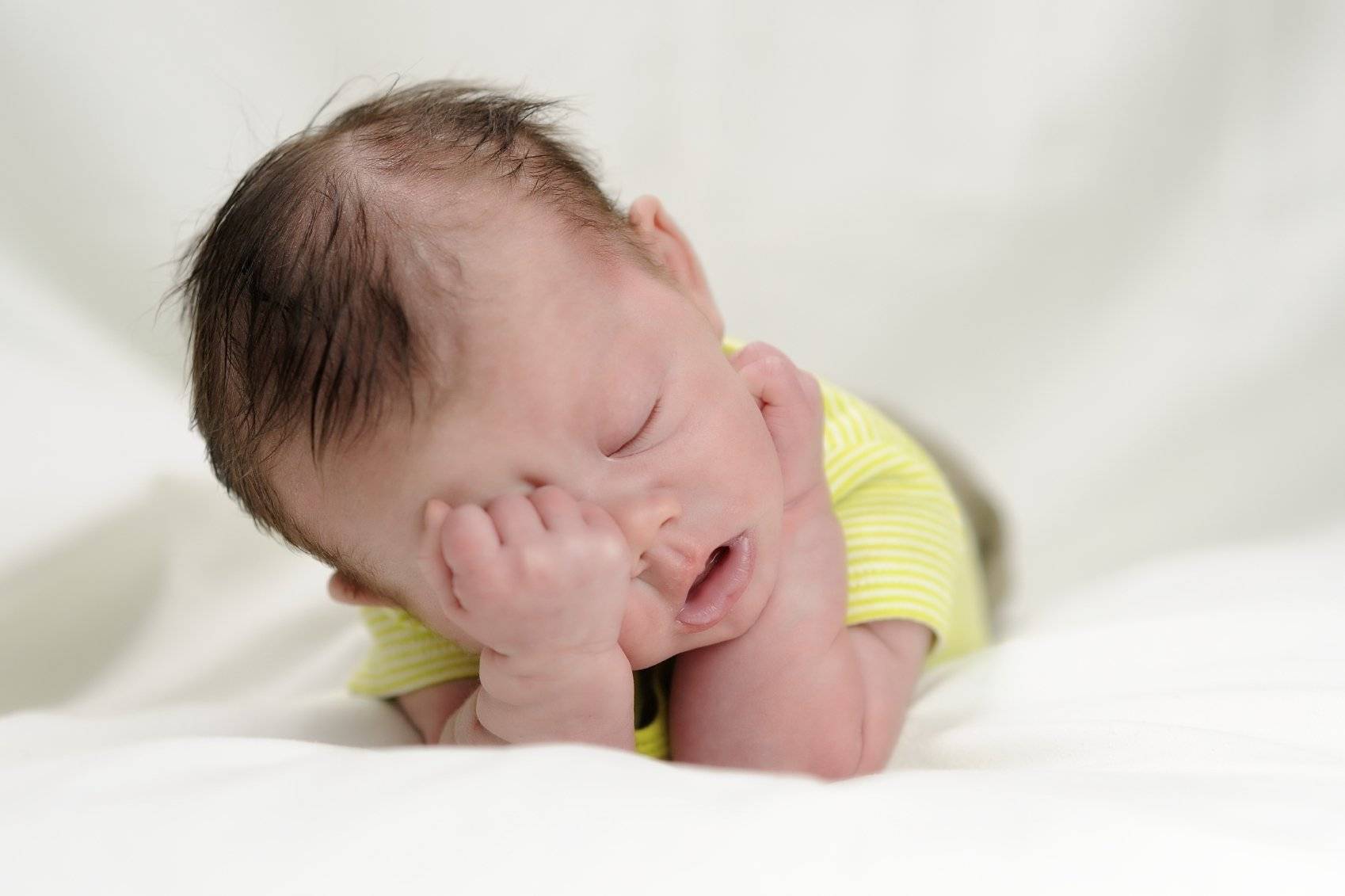 Почему плачет после сна. Вялость у детей. Сонливость у детей. Новорожденный ребенок. Переутомление у новорожденных.