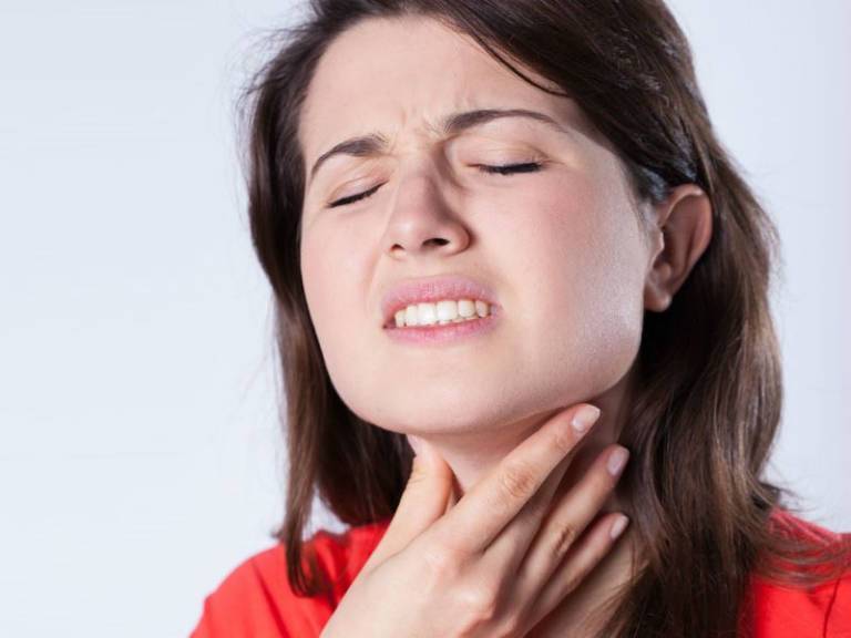Длительный сухой кашель у взрослого после першения в горле