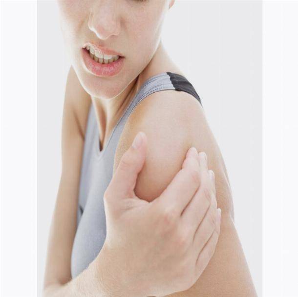 Почему возникает боль в руке от плеча до локтя и как ее лечить?