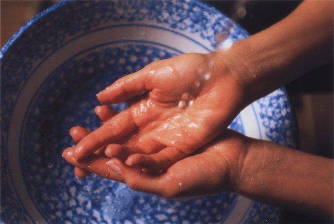 Причины потливости ладоней рук у взрослых. возможные заболевания, нарушения здоровья. руки сильно потеют — что делать