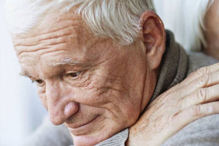Деменция у пожилых людей: симптомы, лечение и уход, лекарства, как проявляется?