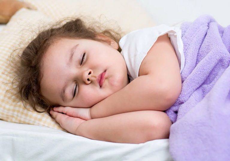 Почему ребенок говорит во сне: причины и способы лечения