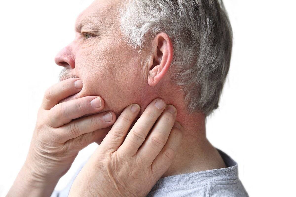 Причины, вызывающие боль в ухе при глотании
